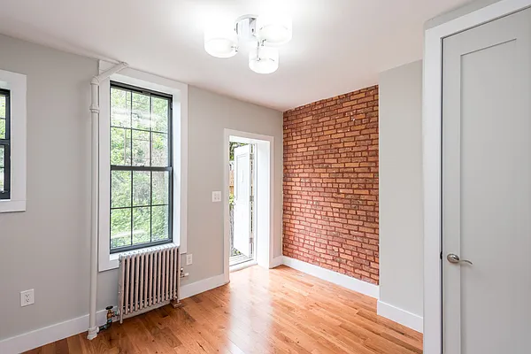Rented by Nooklyn NYC LLC | media 52