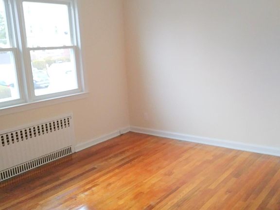 3rd image of 22 Rossiter Ave