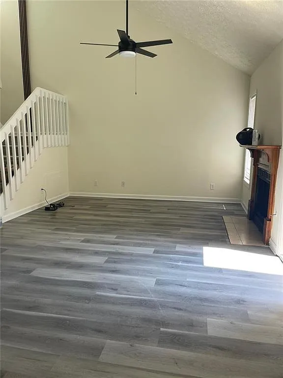 3 bed, 2.0 bath, 1346 sqft, $2,300 — Photo 4