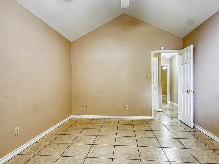 2322 Willow Dr — Photo 3