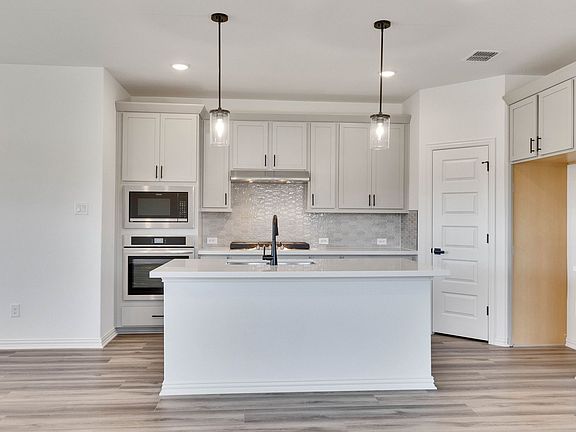 2nd image of 121 Palomino Park Dr