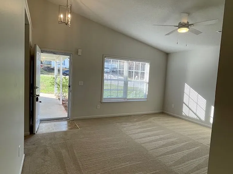 702 Patriot Ln — Photo 2