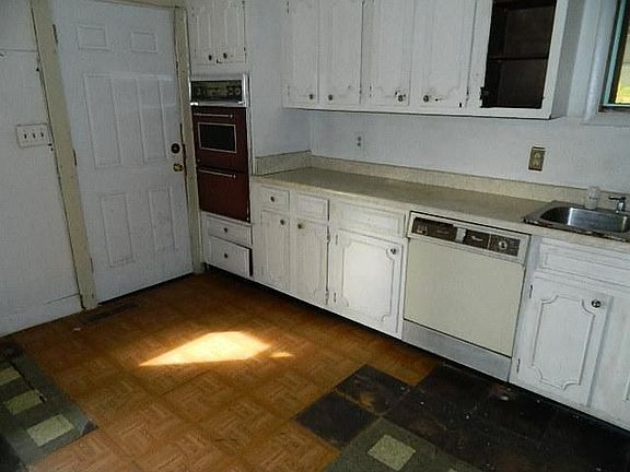 4th image of 34 Laura Ave