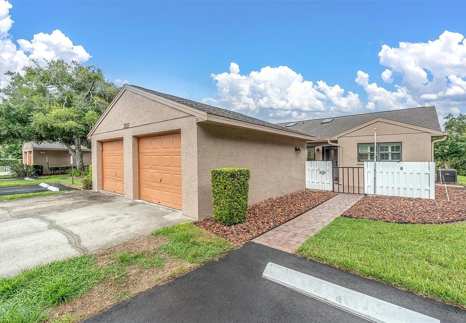 3 bed, 2.0 bath, 1200 sqft, $2,500 — Photo 2