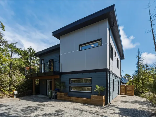 823 Lorne White Pl, Ucluelet, BC V0R 3A0