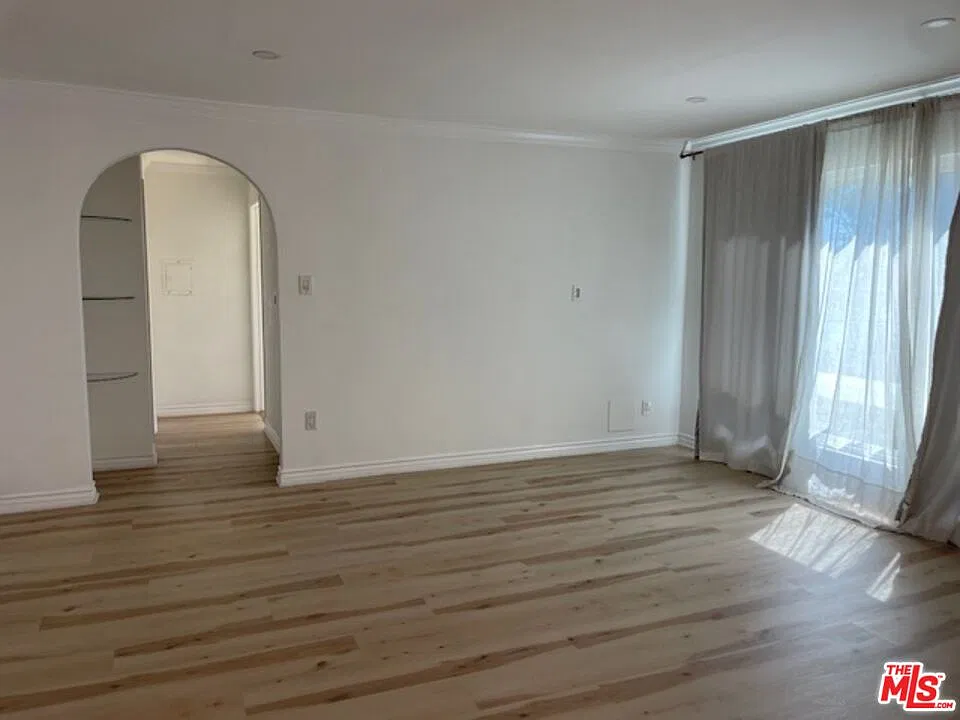 2 bed, 2.0 bath, 917 sqft, $3,995 — Photo 3