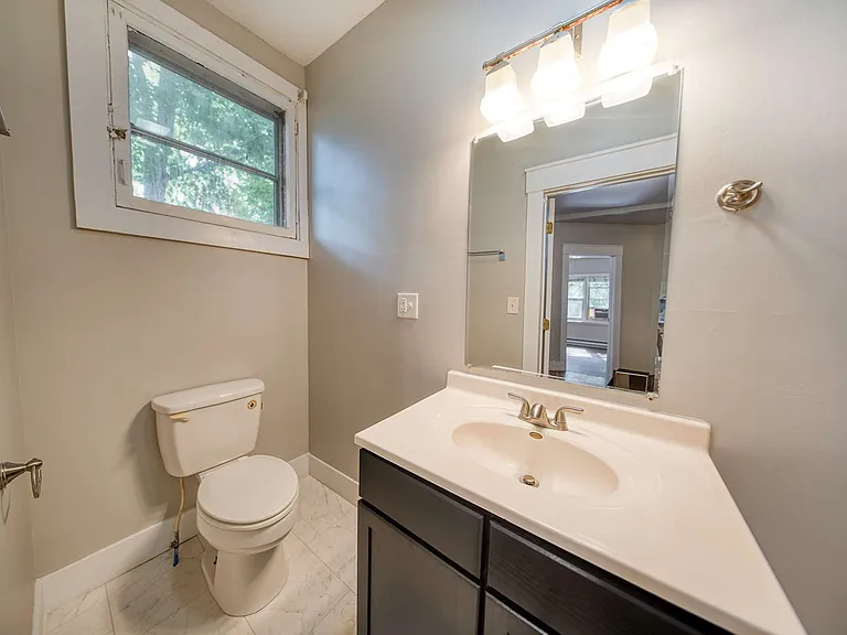 1529 Ferry St — Photo 7