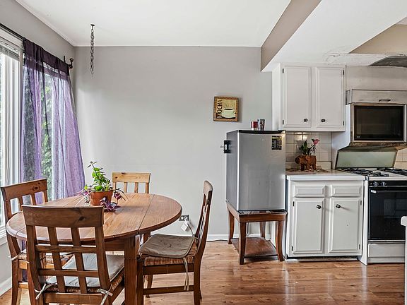 4th image of 215 Oakwood Ln
