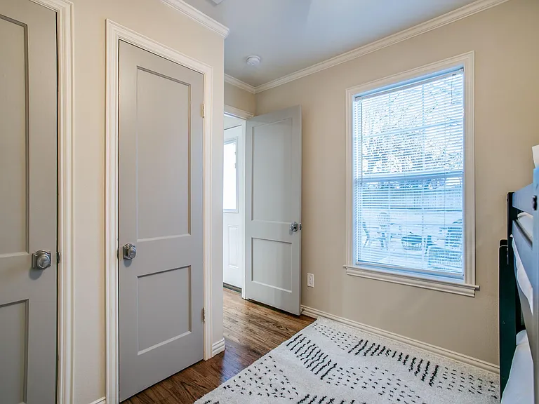 610 E Texas St — Photo 15