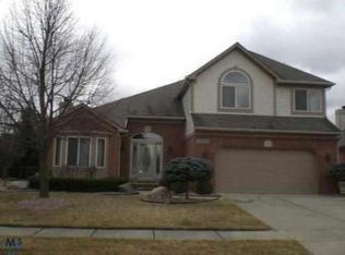 19820 Beechwood Dr, Macomb, MI 48044