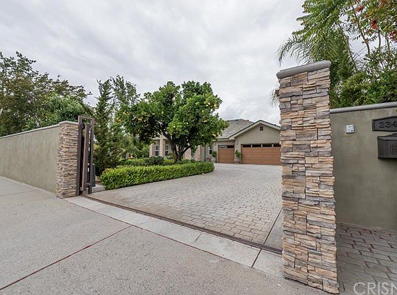 3rd image of 23431 Burbank Blvd