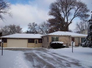 1555 S 165th St, New Berlin, WI 53151