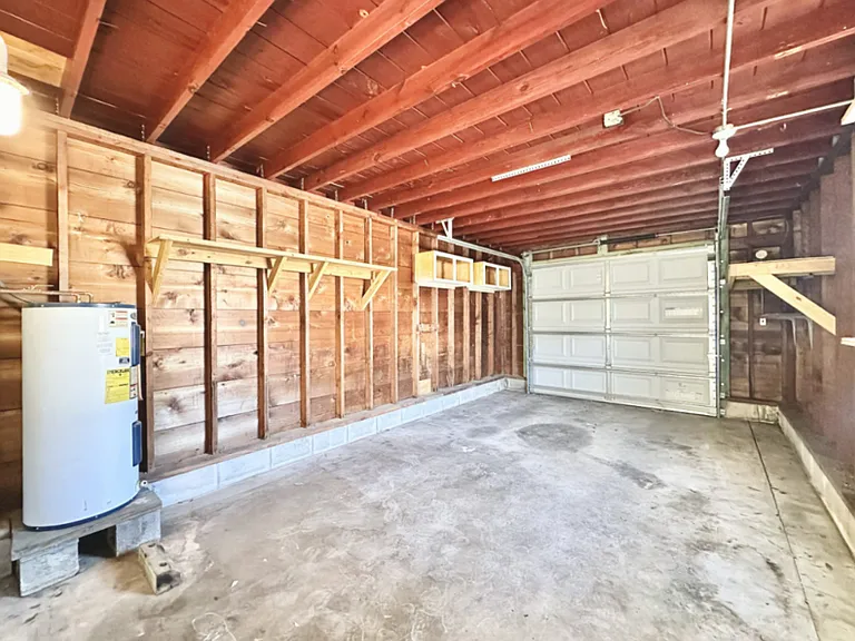 5566 Kelly Dr N — Photo 32
