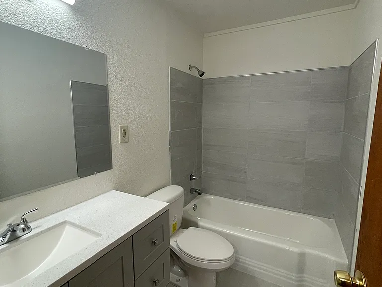 418 7th St SE #101 — Photo 9