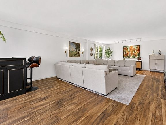 3rd image of 926 Bloomfield Ave #3A