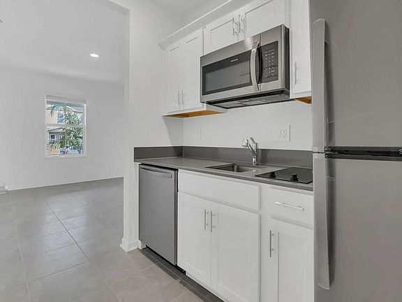 5th image of 2649 Armstrong Ave #B