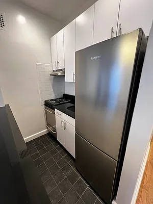 Rented by Salon Realty Corp | media 1