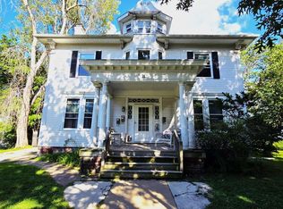 11 Oak Ln, Davenport, IA 52803