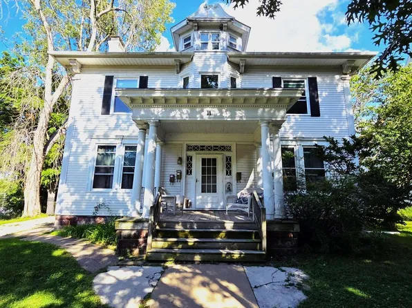 11 Oak Ln, Davenport, IA 52803