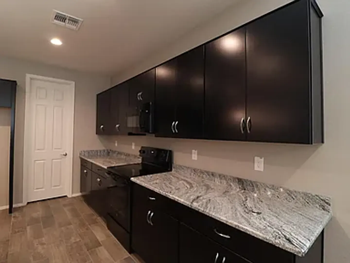 4-Bedroom, 3 Bath Single Family for Rent in Goodyear, AZ | Attached Garage & Modern Kitchen — Photo 4