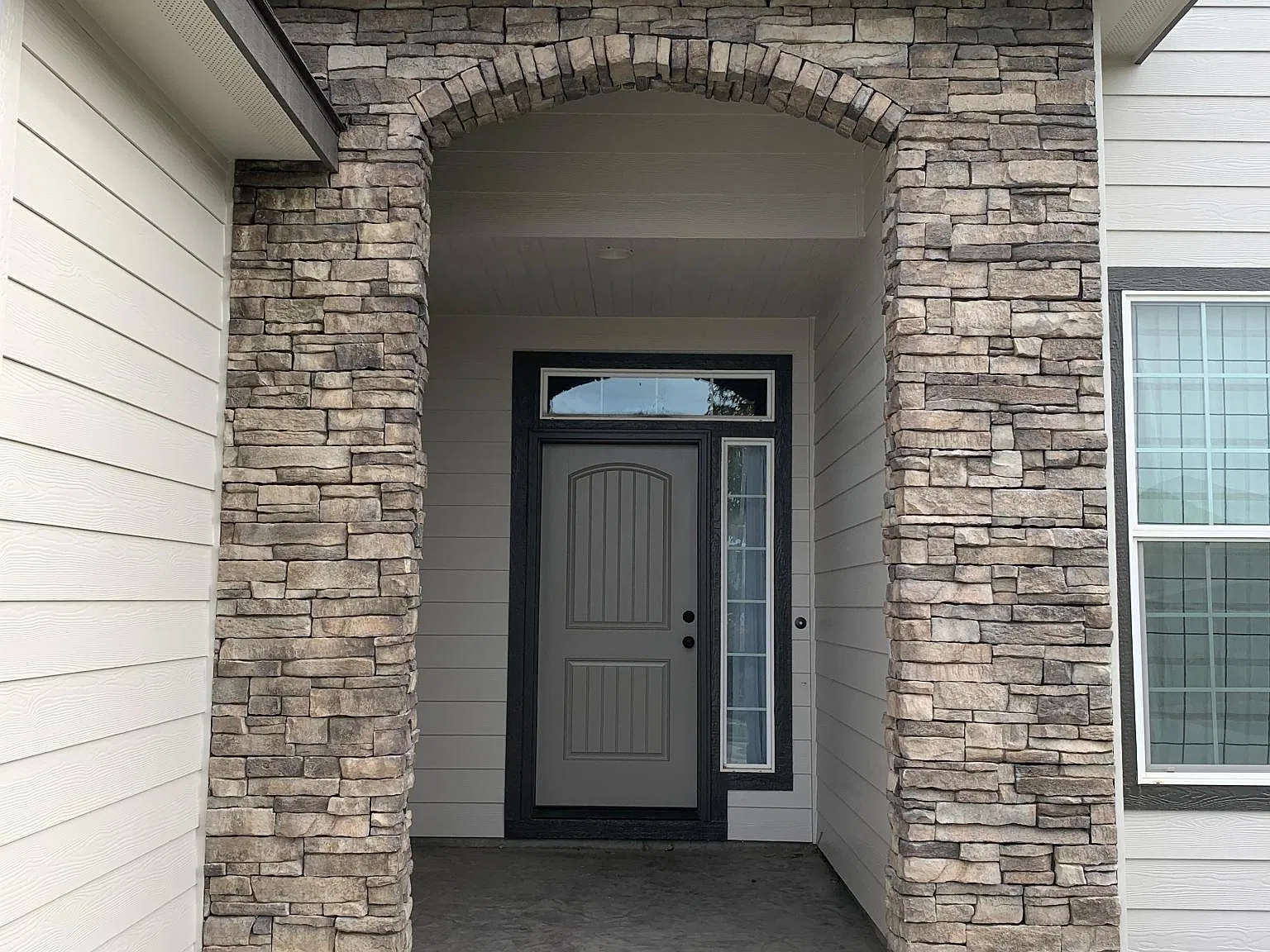 4 bed, 2.5 bath, 2800 sqft, $3,200 — Photo 2