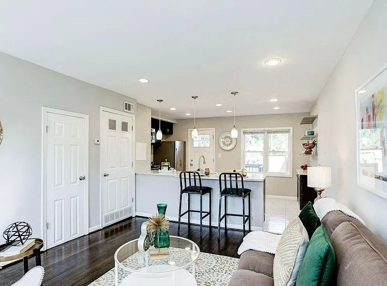 150 35th St NE — Photo 3