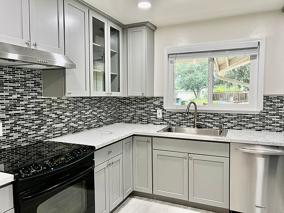 3rd image of 4743 Blanco Dr