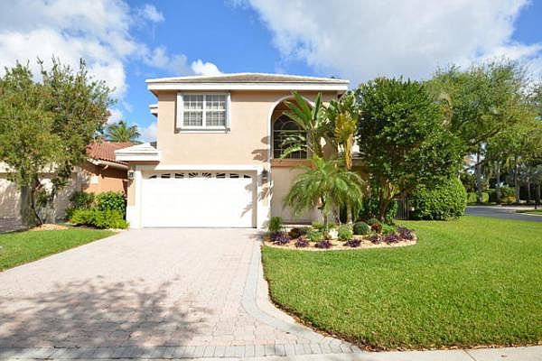 Home For Sale In Woodfield Country Club