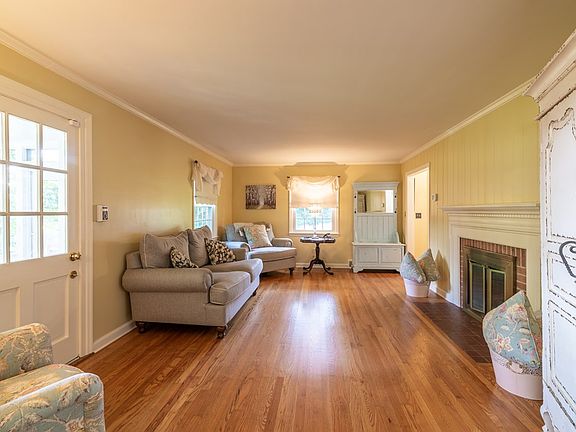 4th image of 853 Mountain View Dr