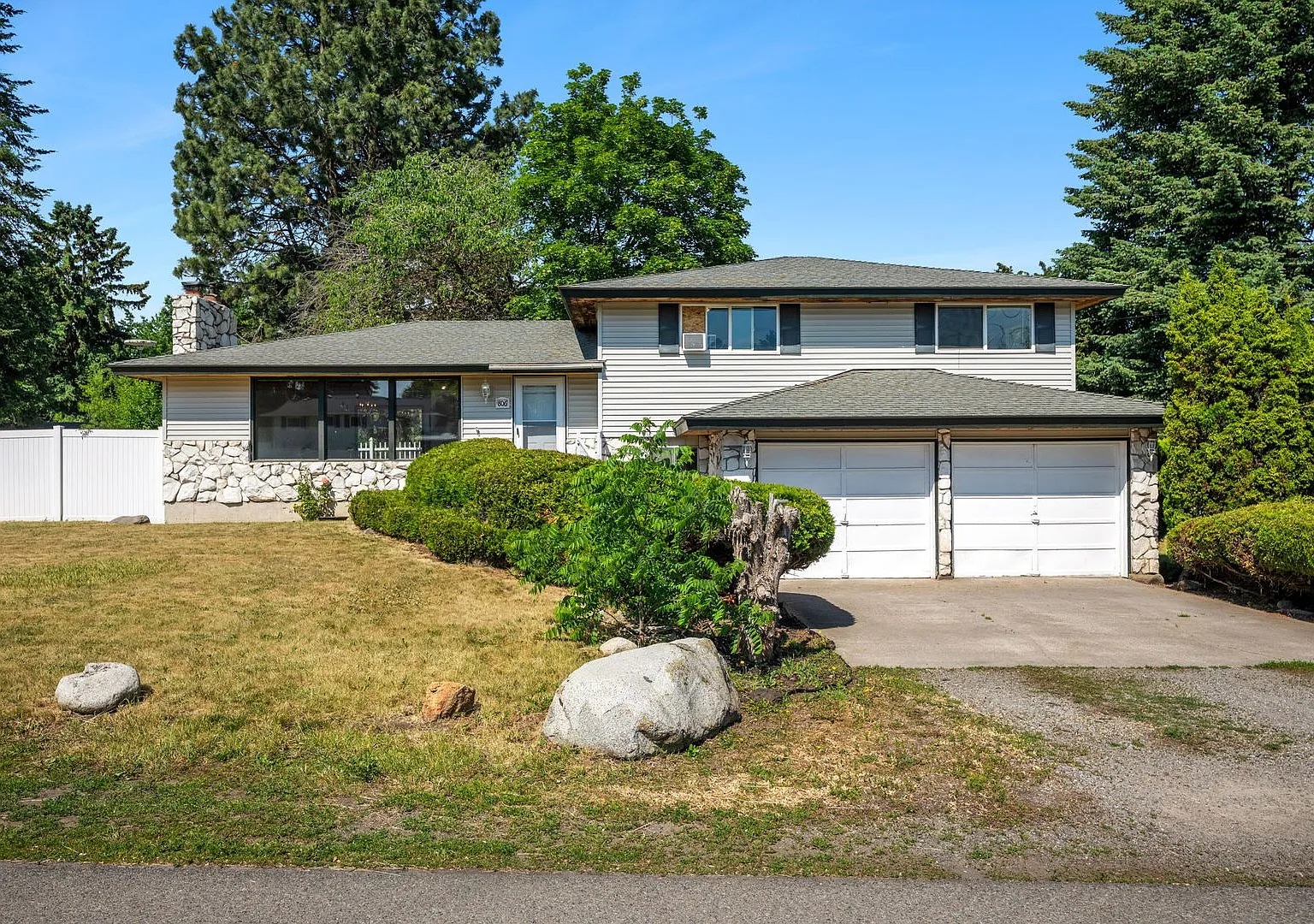 Spacious 3BR + Bonus Tri-Level in Spokane Valley - Fireplace, Corner Lot & Garage — Photo 1