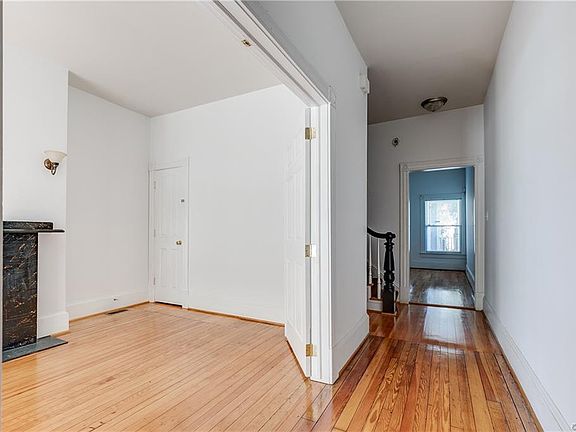 4th image of 806 1/2 N 25th St