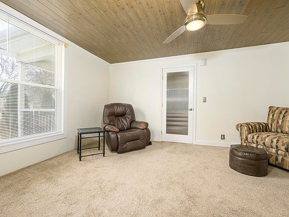 4th image of 301 N Elm St