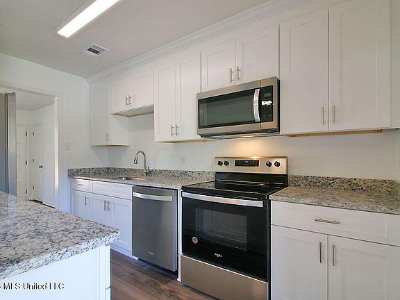 5th image of 15825 Waycross Dr