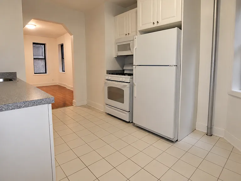 241 E 38th St #3D — Photo 4