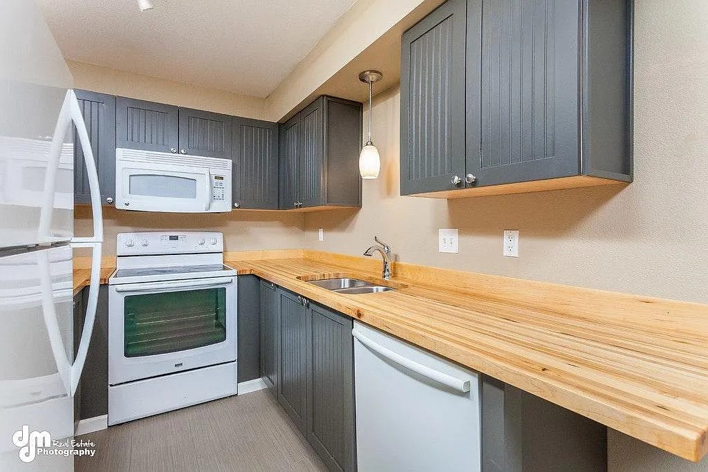 2 bed, 1.5 bath, 1100 sqft, $2,100 — Photo 1