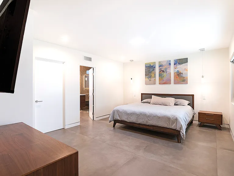 6561 Lasaine Ave — Photo 28