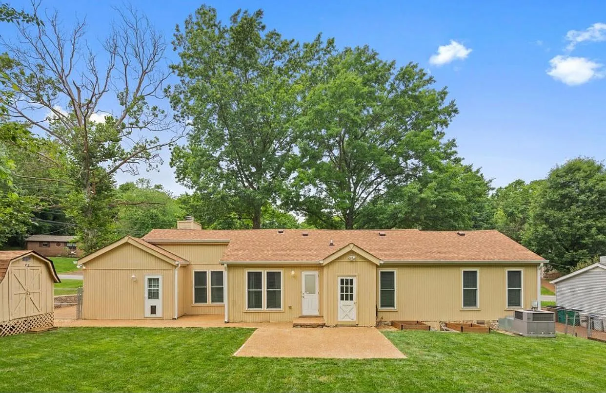 428 Cedarmont Dr — Photo 2