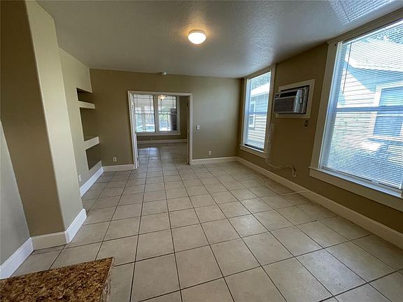 3rd image of 727 Dartmoor St N APT 3