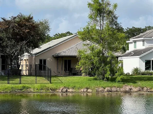 8920 Woodside Court, Davie, FL 33328