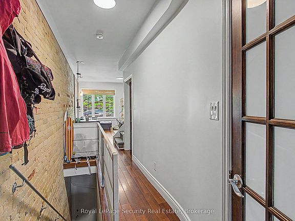 5th image of 410 Manning Ave