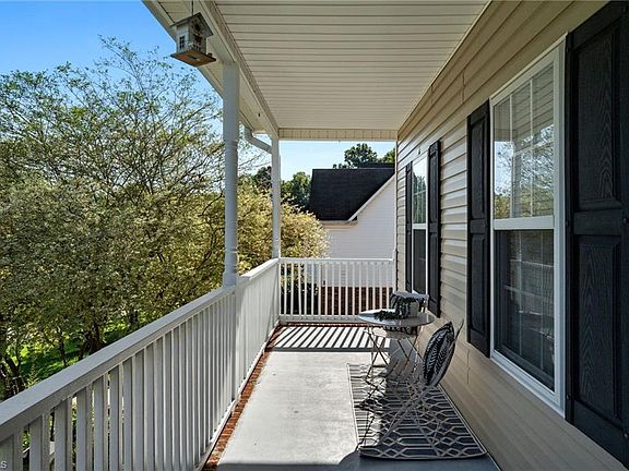 4th image of 220 Coghill Dr