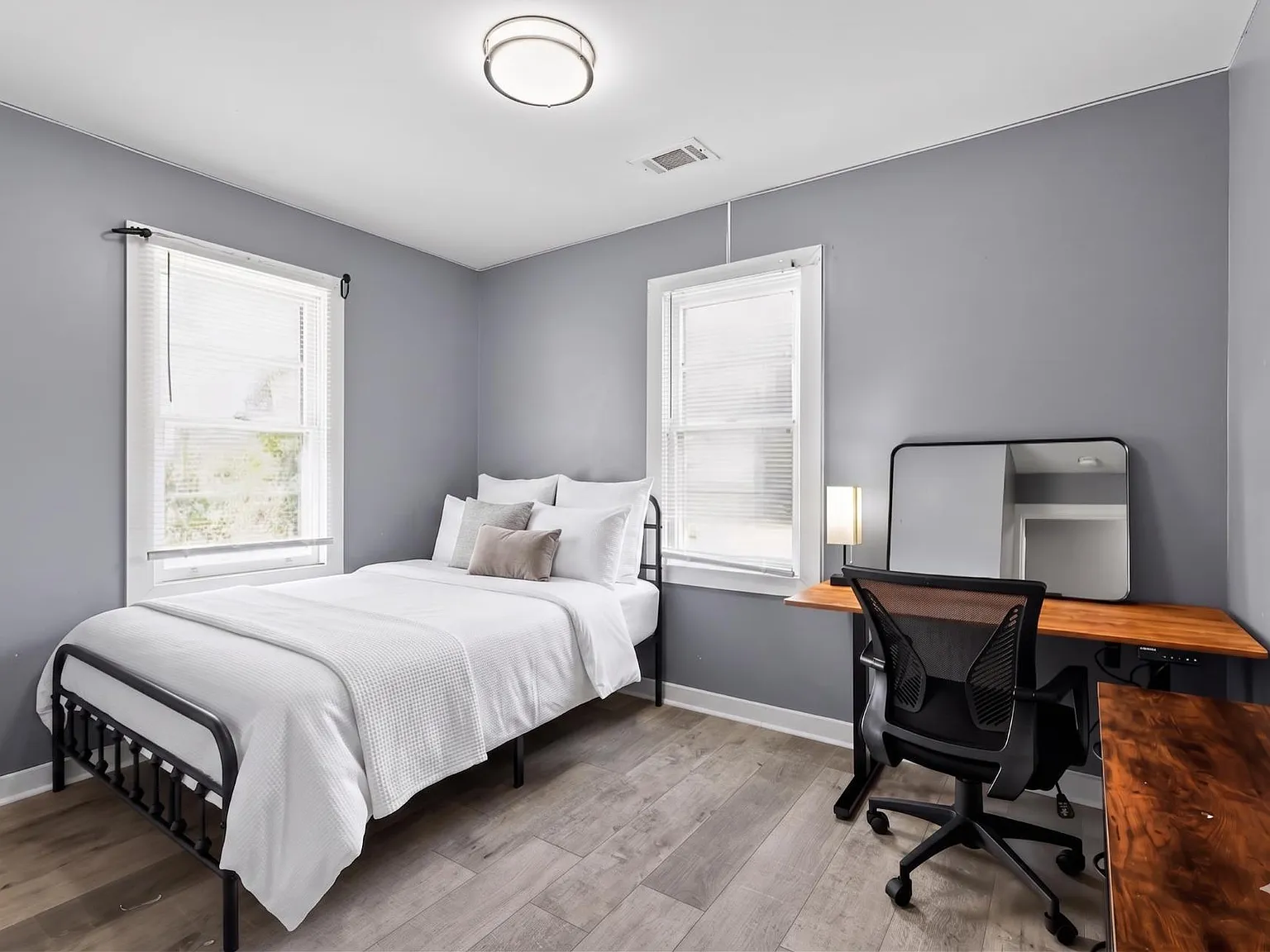 3 bed, 1.0 bath, 1000 sqft, $706 — Photo 1