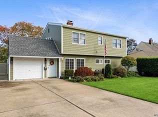 95 Constellation Rd, Levittown, NY 11756