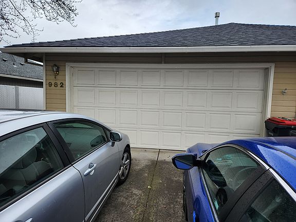 2nd image of 982 Glengrove Ave