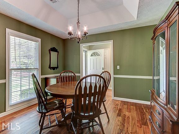5th image of 165 London Ln