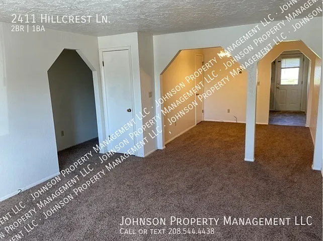 2411 Hillcrest Ln — Photo 7
