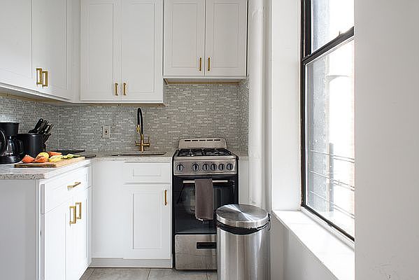 1st image of 428 W 47th St APT 3R