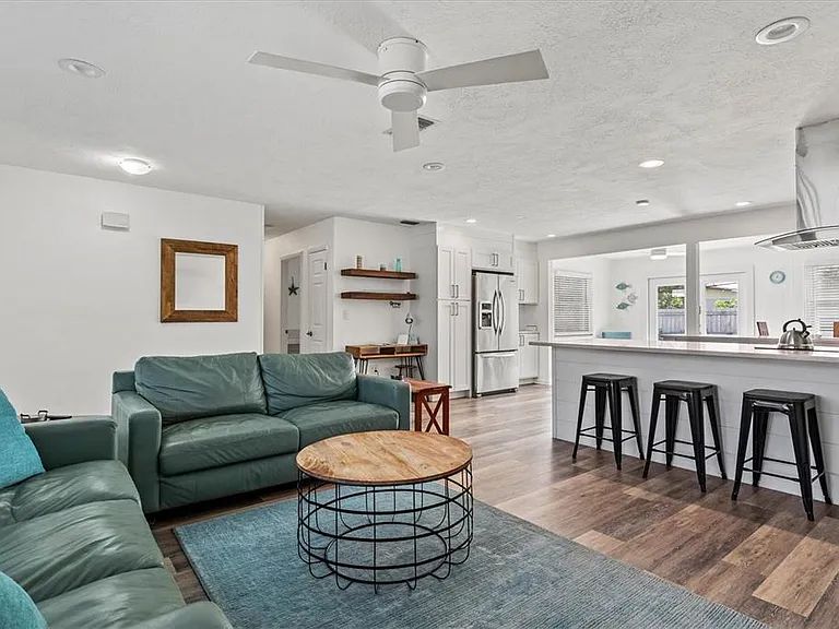 2572 Jefferson Cir — Photo 10