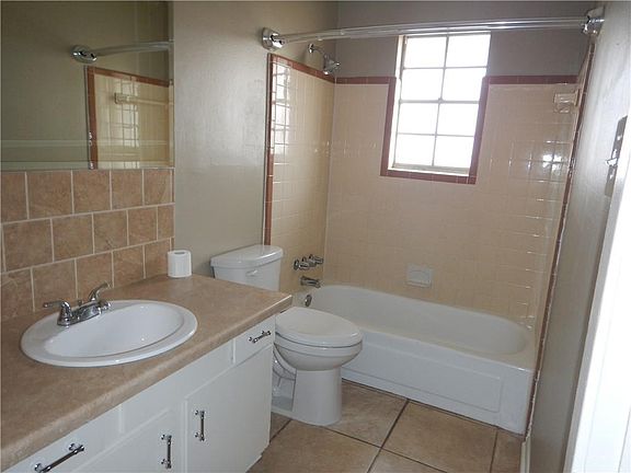 4th image of 640 Manhattan Blvd APT C
