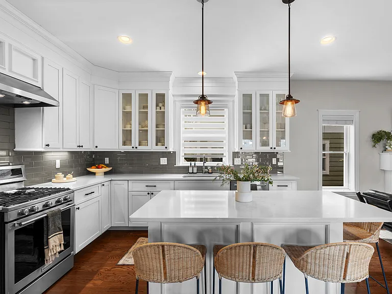 819 Irving Ave — Photo 18